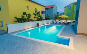 Lucky Luke Pool Apartments